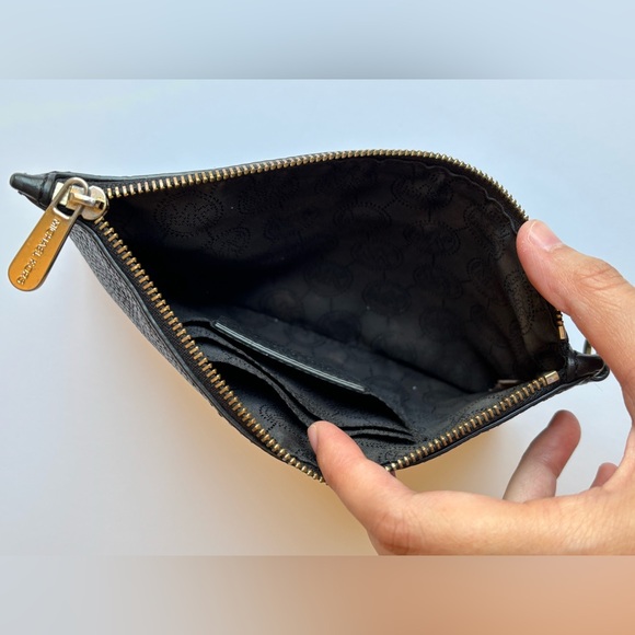 Michael Kors Pouch in Black Pebbled Leather - Picture 5 of 8